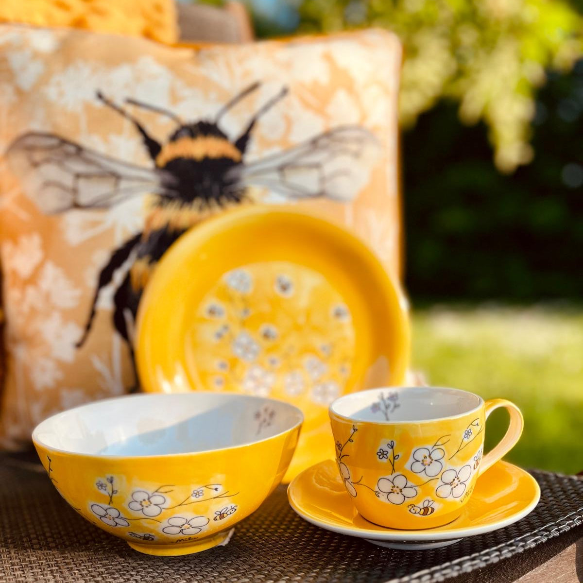 Tasse mit Untertasse Biene