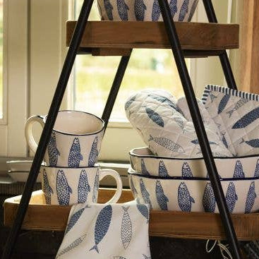 Keramikbecher mit Fischmotiven