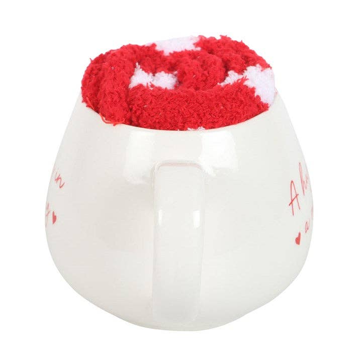 Hug in a Mug Set mit Herzmotiv und Socken