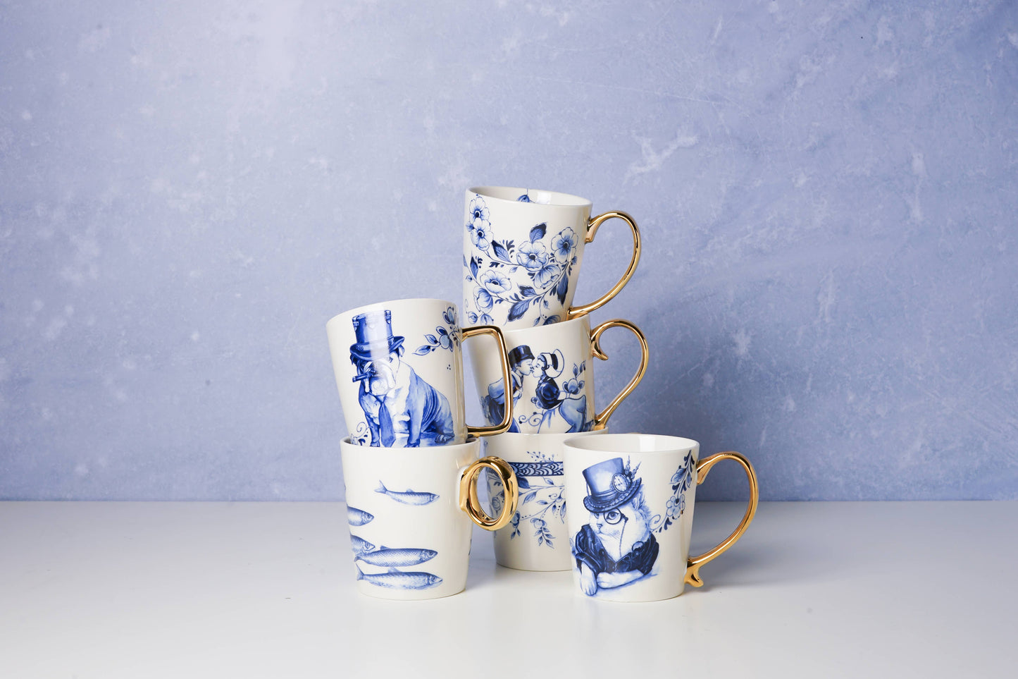 Tasse mit goldener Blume
