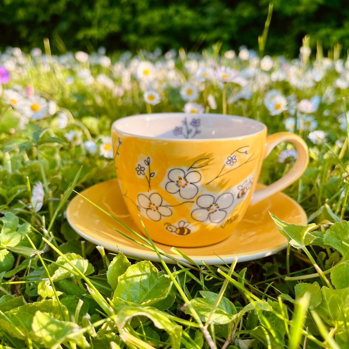 Tasse mit Untertasse Biene