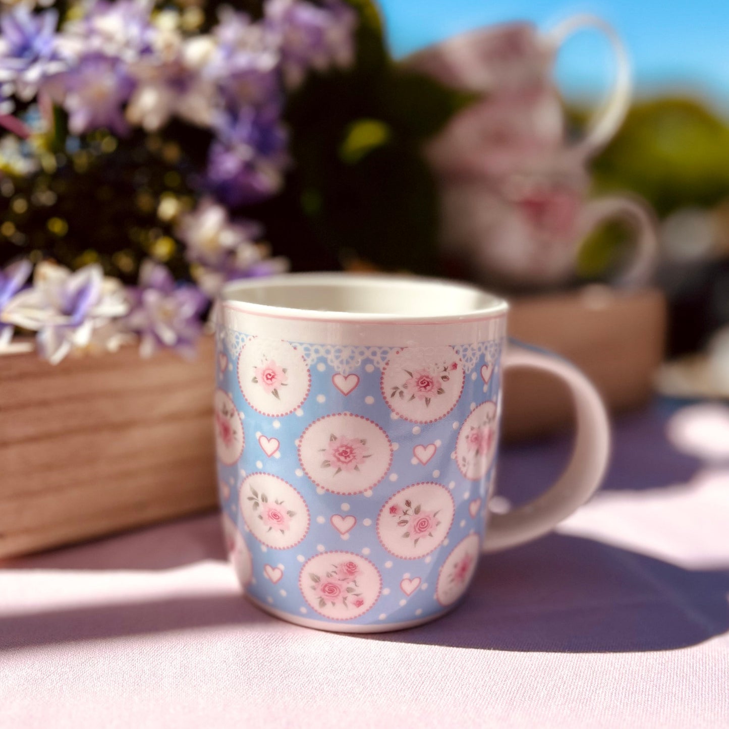 Becher mit Herzen & Rosen