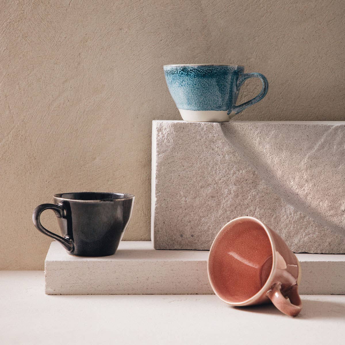 SMINJA Steinzeugbecher – Blau & Beige