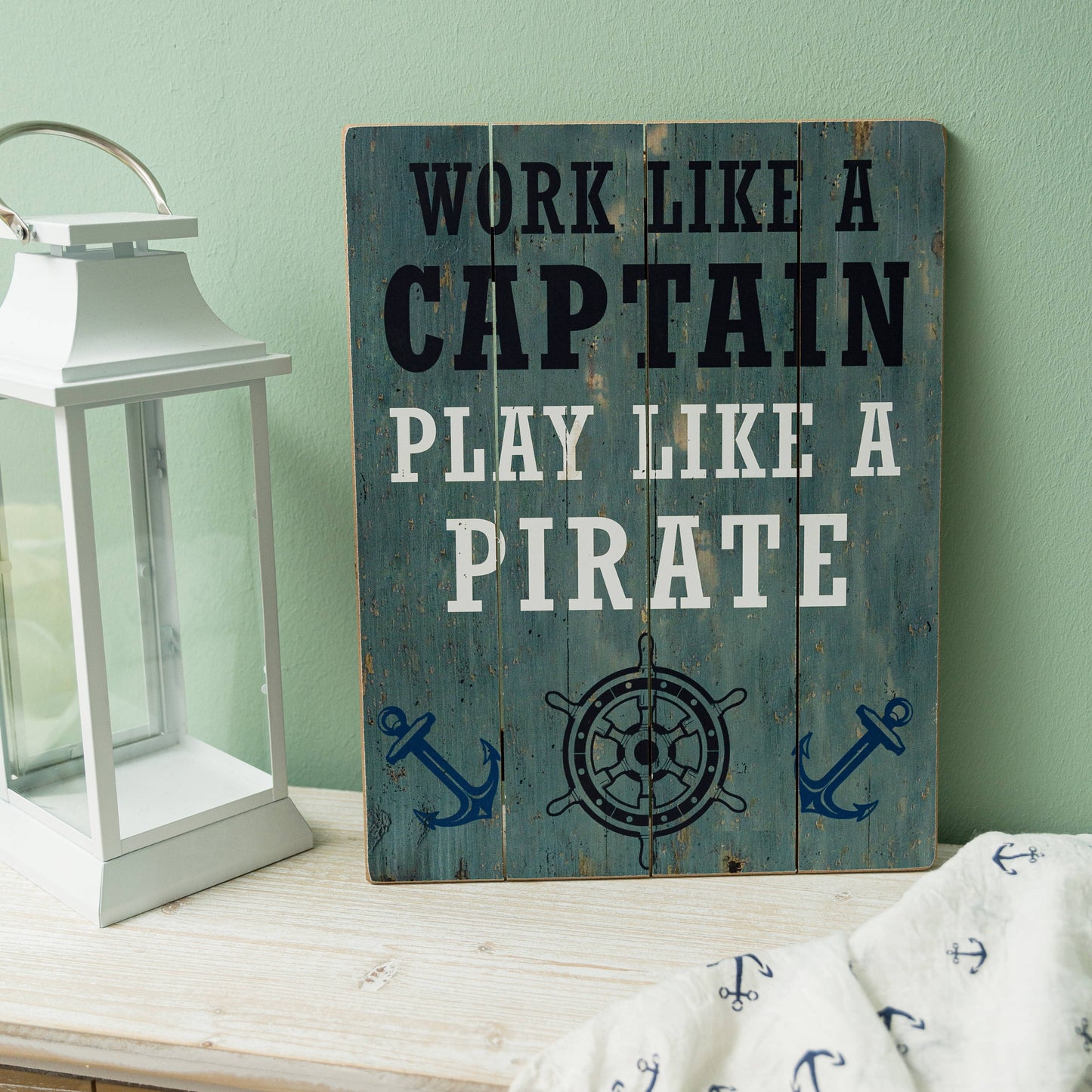Holzschild "Play Like a Pirate"