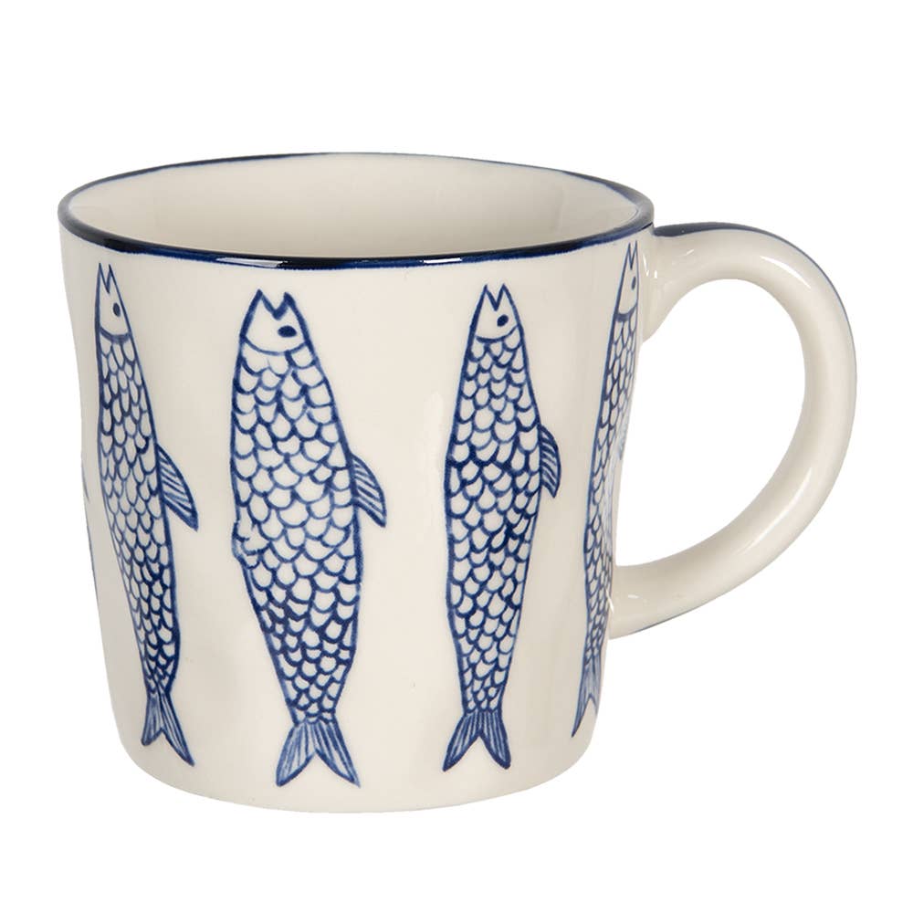 Keramikbecher mit Fischmotiven