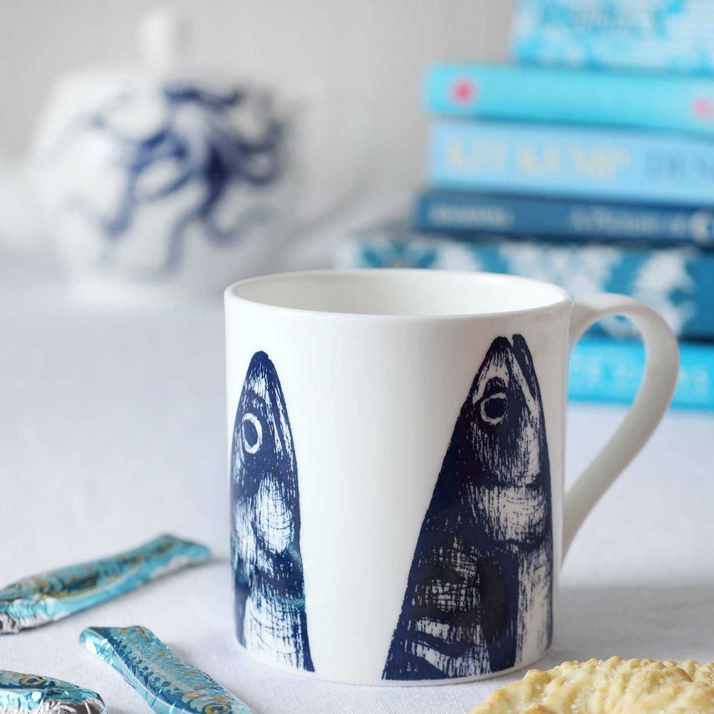 Tasse mit Makrelenkopf-Motiv Bone China