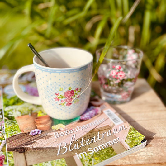 Tasse mit Herz und Punkten pastellblau