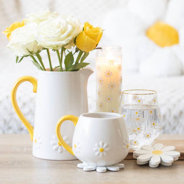 Runde Tasse mit Gänseblümchenblüte
