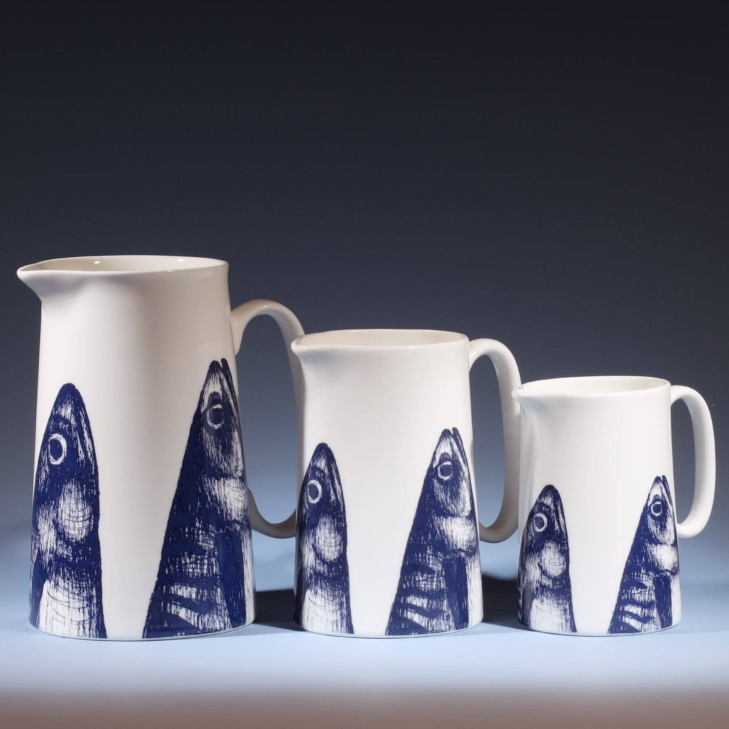 Krug mit Makrelenkopf-Motiv Bone China, 900 ml