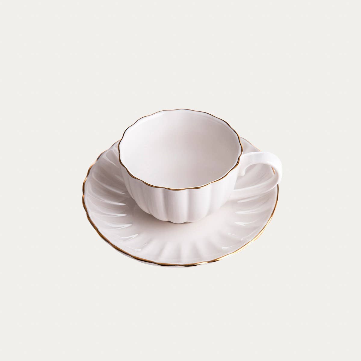 MELIDA Porzellantasse mit Untertasse – Weiß & Gold