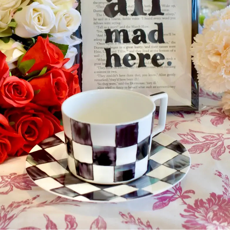 Bezaubernde Teetasse mit Untertasse MAD TEA