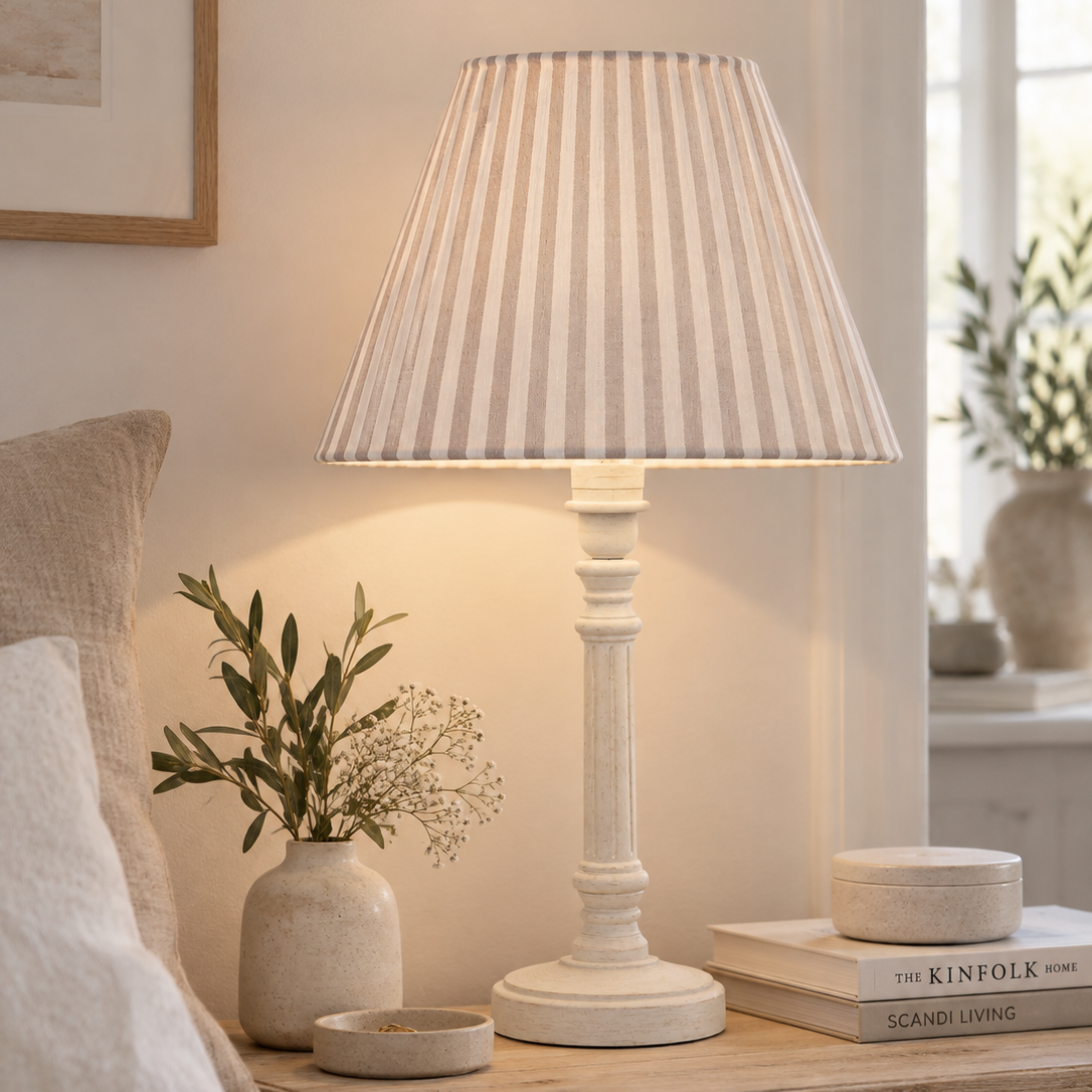 Tischlampe Scandi Style – Weiß & Beige im Vintage-Look