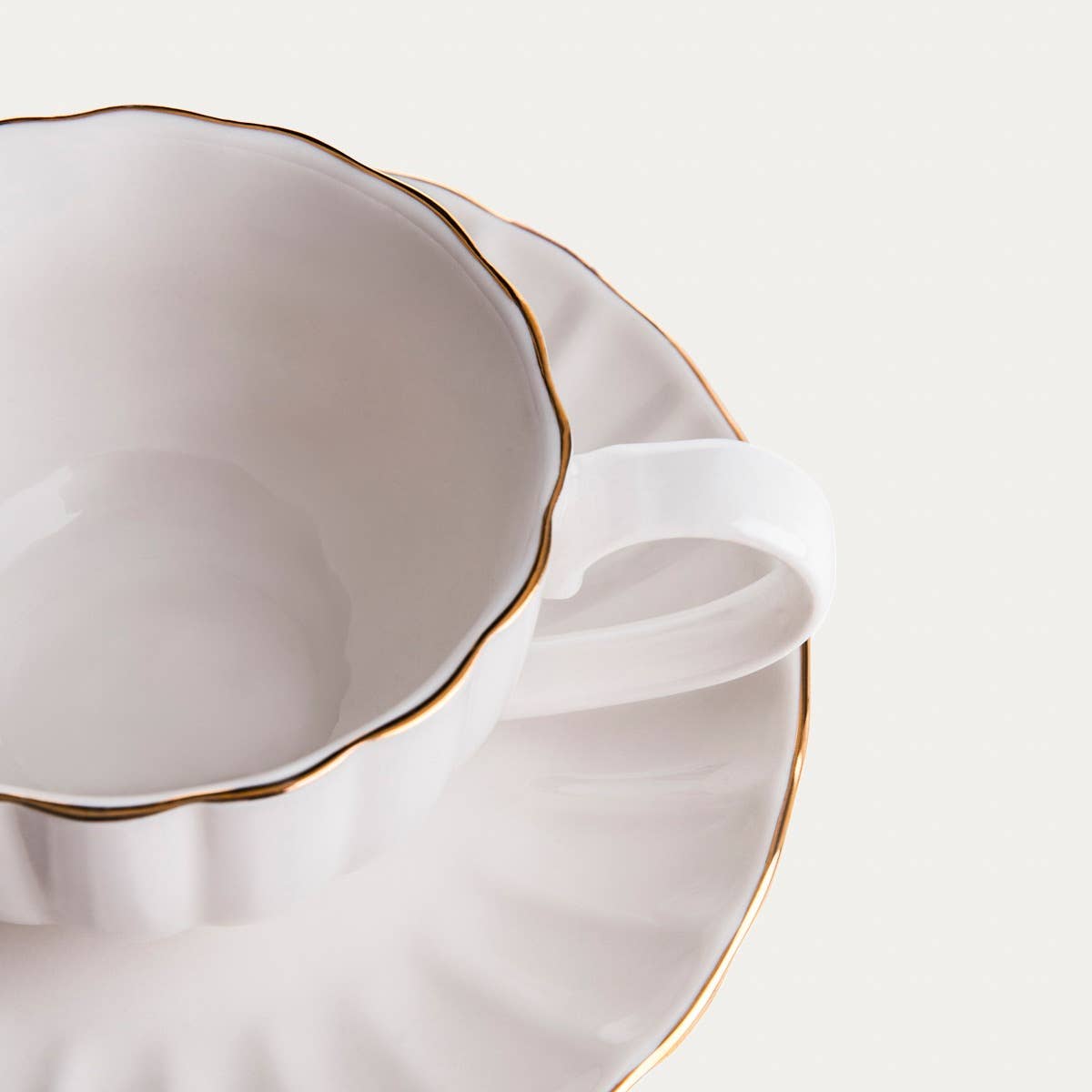 MELIDA Porzellantasse mit Untertasse – Weiß & Gold