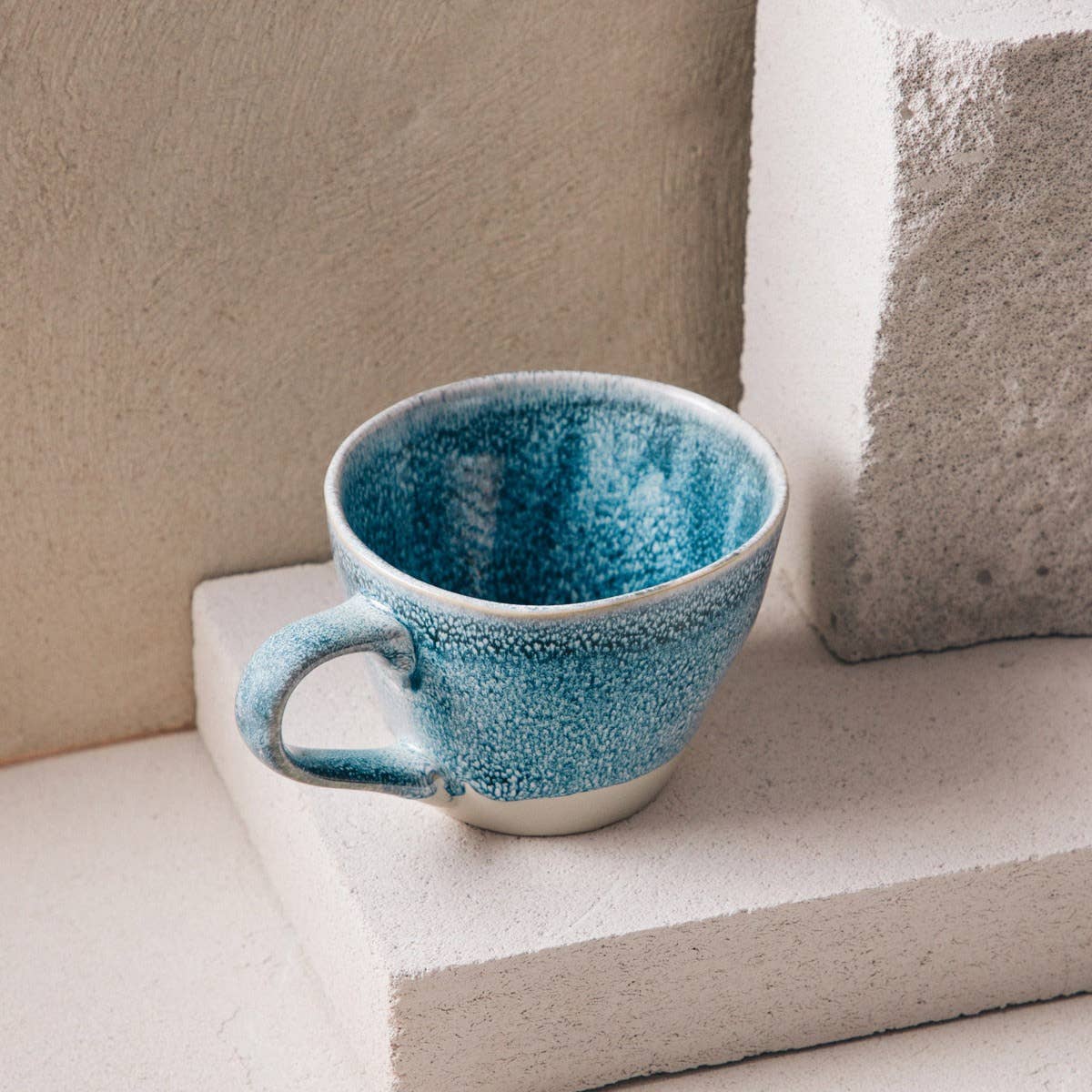 SMINJA Steinzeugbecher – Blau & Beige