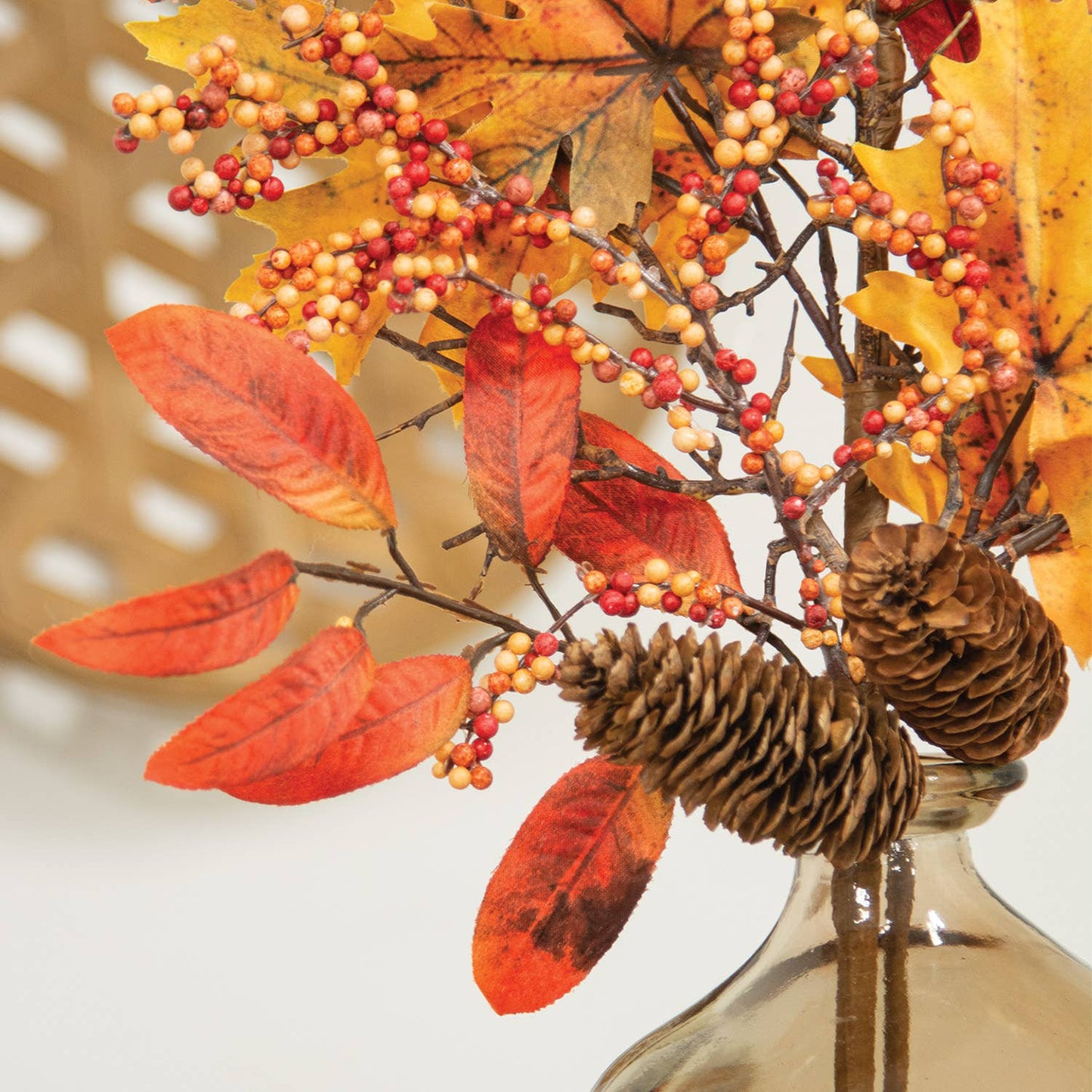 Herbstspray mit Ahornblättern, Tannenzapfen und Beeren, 72 cm
