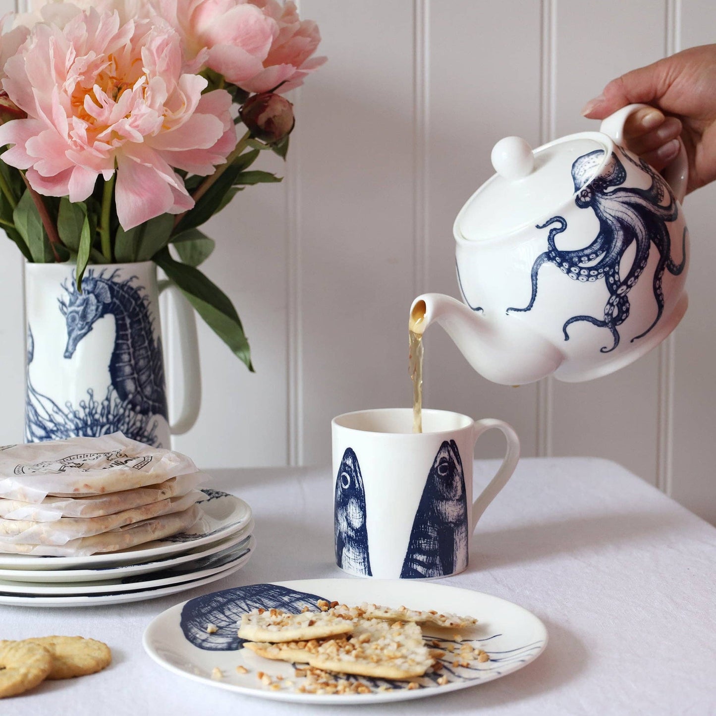 Tasse mit Makrelenkopf-Motiv Bone China