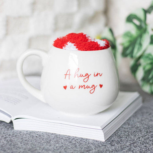 Hug in a Mug Set mit Herzmotiv und Socken