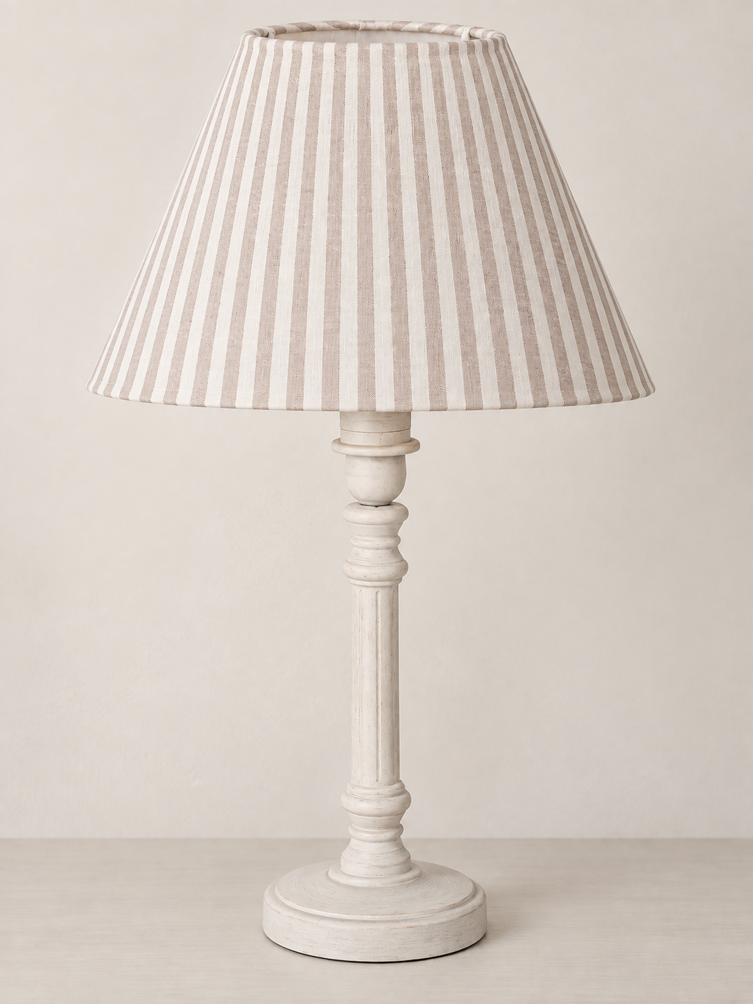 Tischlampe Scandi Style – Weiß & Beige im Vintage-Look