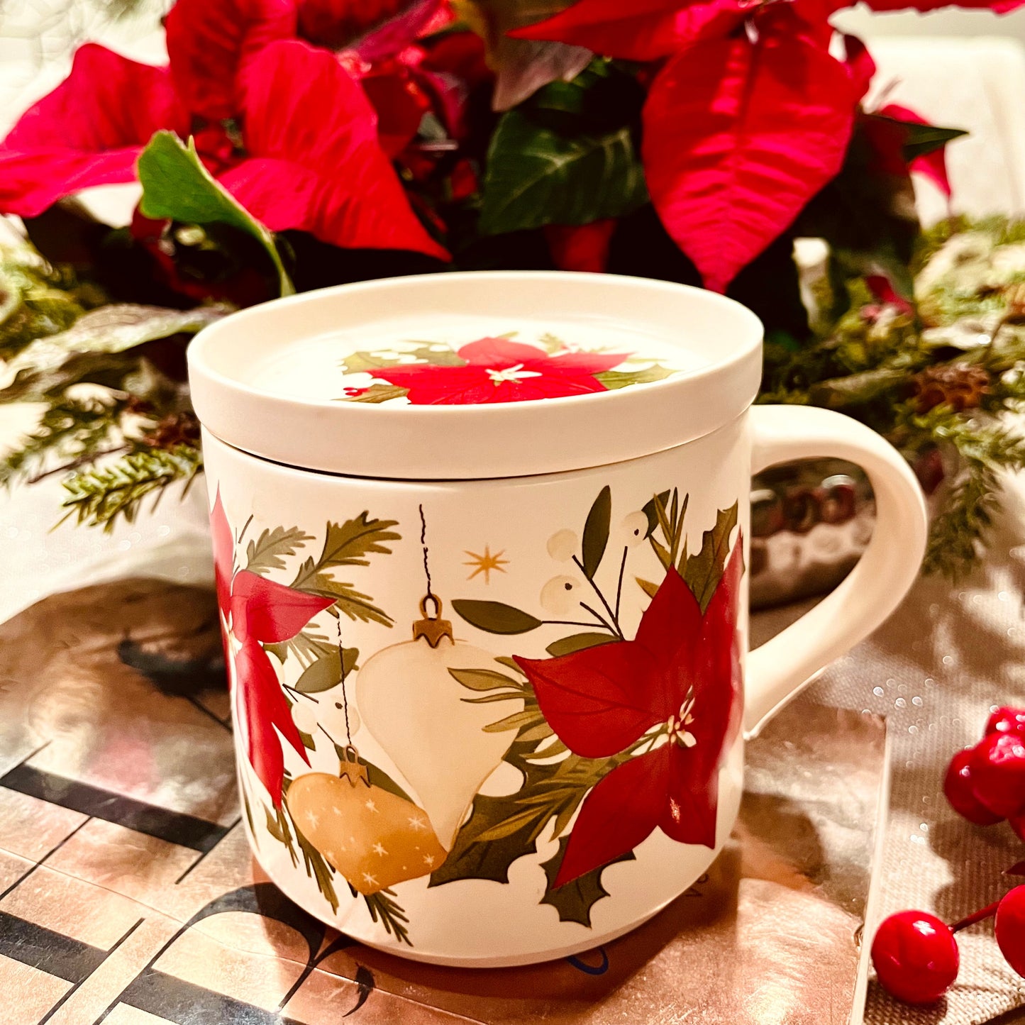 Porzellanbecher- und Untersetzerdeckel-Set mit Weihnachtsbotanicals
