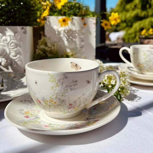 Tasse und Untertasse Wildblumen