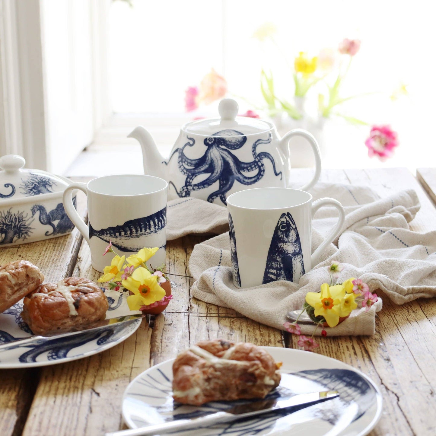 Tasse mit Makrelenkopf-Motiv Bone China