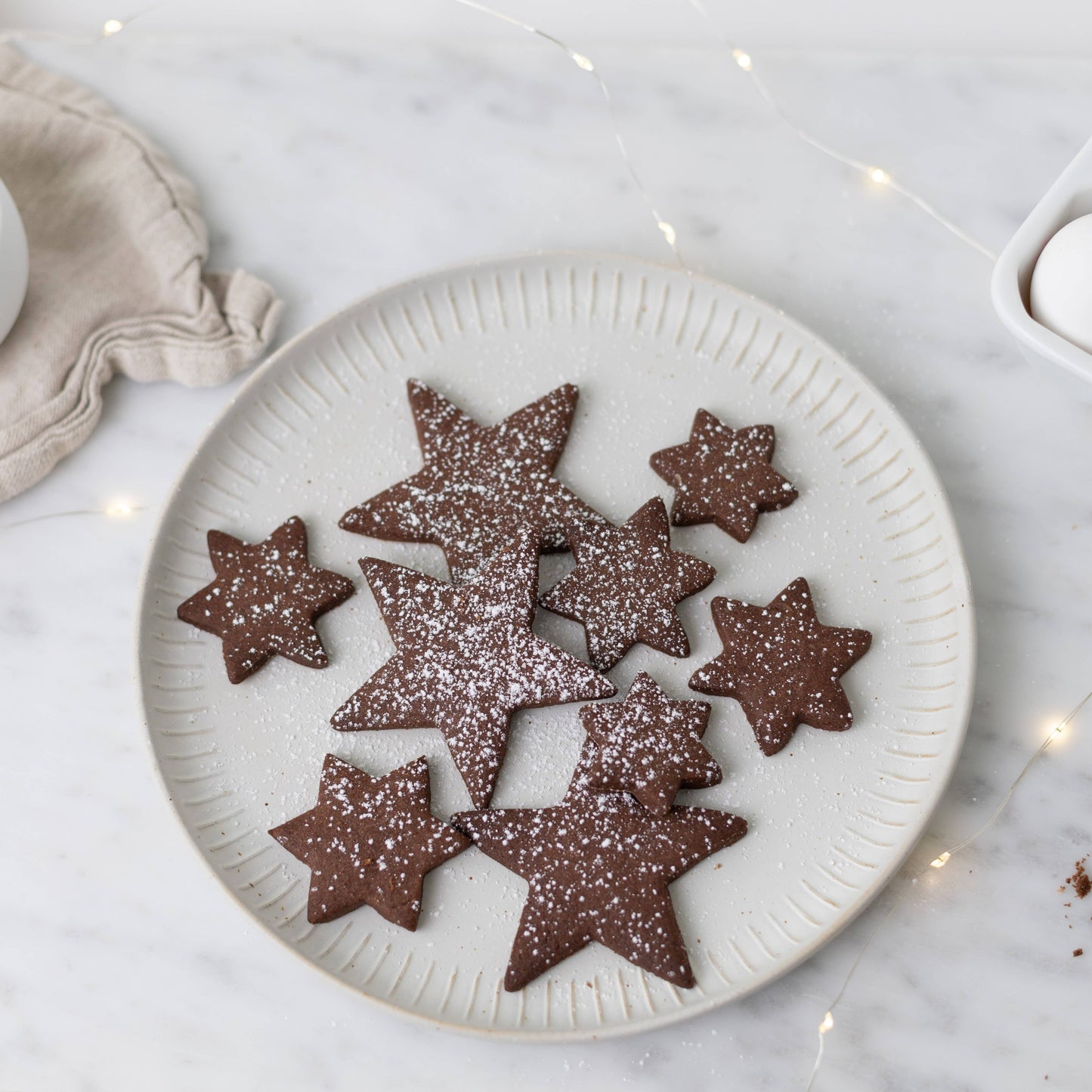 Schoko Plätzchen aus dunklem Mürbteig
