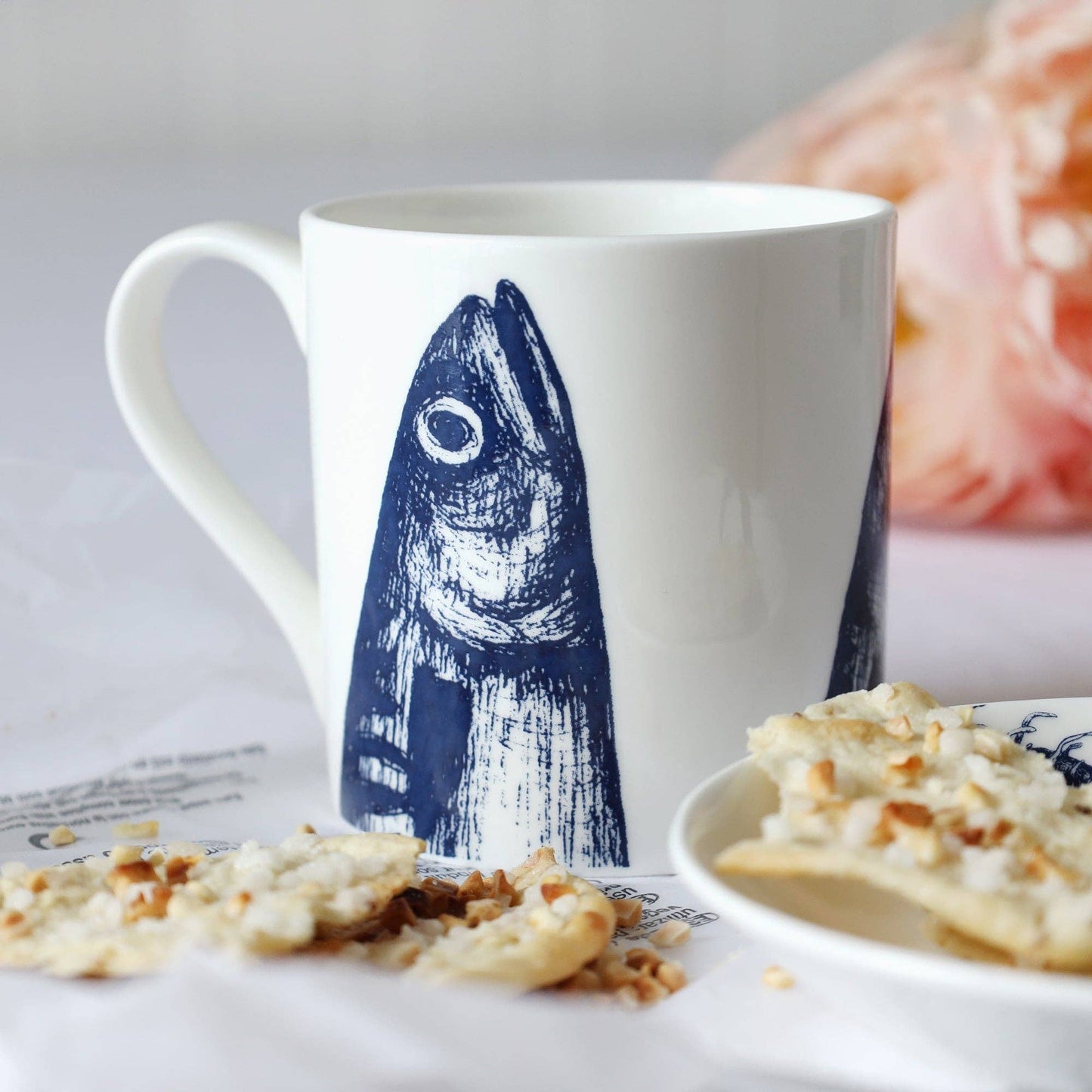 Tasse mit Makrelenkopf-Motiv Bone China