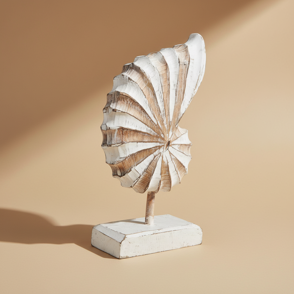 Muschelskulptur auf einem Sockel