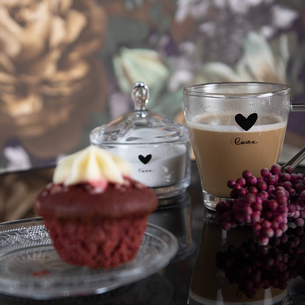 Dekoratives Glas mit Deckel und Herzmotiv