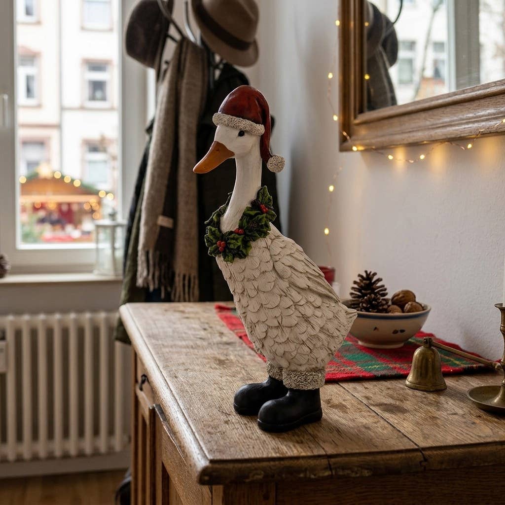 Dekorative Weihnachtsgans – Weiß mit roter Mütze & grünem Kranz