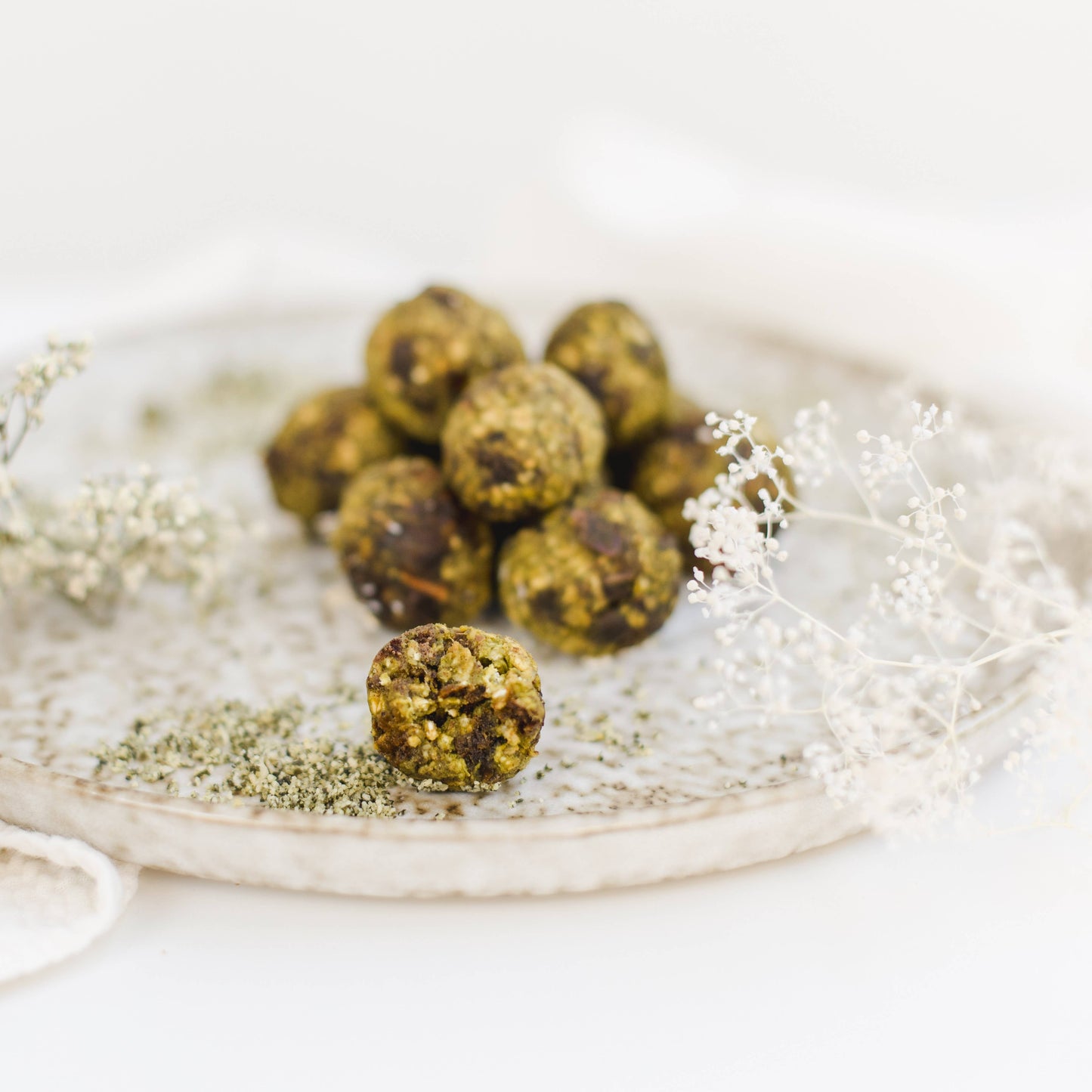 Vitamin-Mischung Power-Kugeln mit Matcha