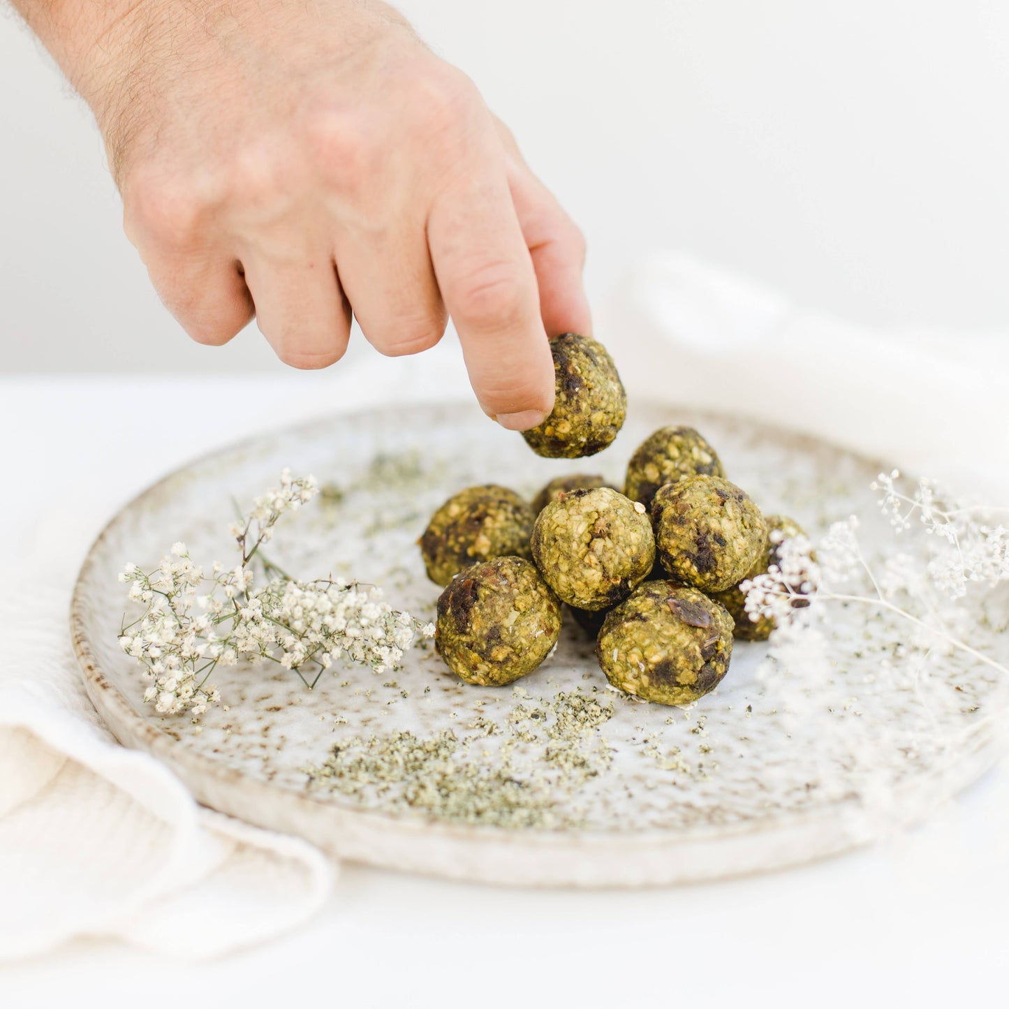 Vitamin-Mischung Power-Kugeln mit Matcha