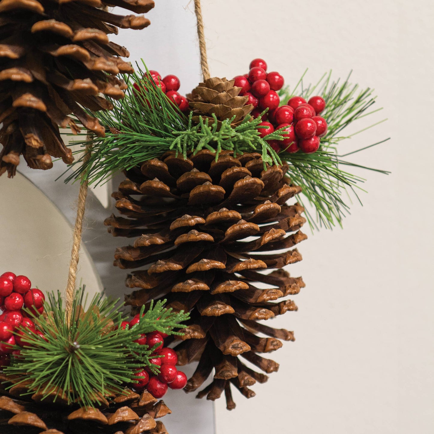 Waldkiefer-Mix & Rote Beeren Kiefernzapfen Trio-Hänger